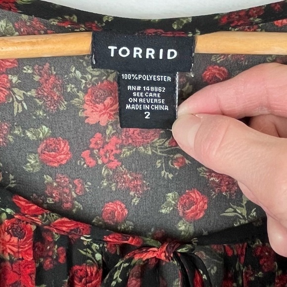 Torrid Black Floral Red Roses Sheer Tie Front Blouse Size 2 - Picture 10 of 12